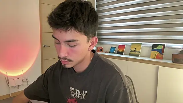 Snapshot of sweettaaron01 chatting on 11.20.25 sweettaaron01 online show from 11.20.25