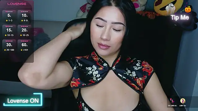 Snapshot of evelyn_ch_ chatting on 10.28.25 evelyn ch online show from 10.28.25