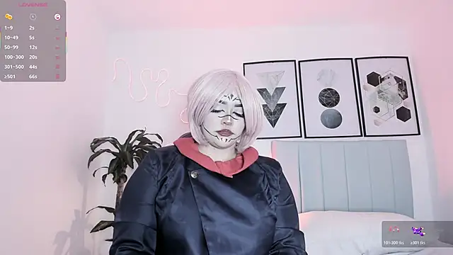 Snapshot of hinazuru chatting on 11.20.25 hinazuru online show from 11.20.25