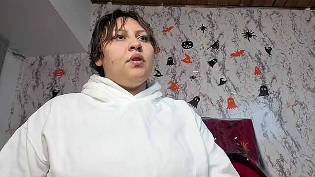 Snapshot of Larissa_Antonella chatting on 10.25.25 Larissa Antonella online show from 10.25.25