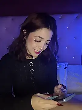 Snapshot of summi10 chatting on 12.14.25 summi10 online show from 12.14.25