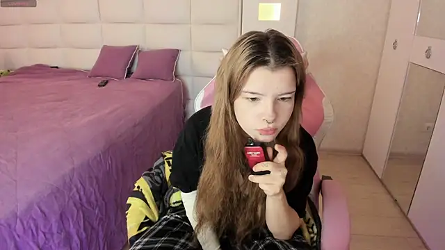 Cuddly Kitten online show from 11.20.25