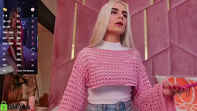 Snapshot of SelenaDaze chatting on 10.30.25 SelenaDaze online show from 10.30.25