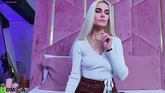 Snapshot of SelenaDaze chatting on 11.25.25 SelenaDaze online show from 11.25.25