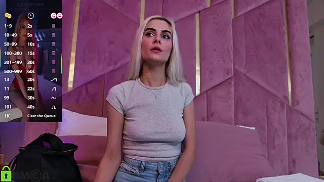 Snapshot of SelenaDaze chatting on 11.28.25 SelenaDaze online show from 11.28.25