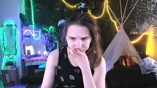 Snapshot of TessaMill chatting on 10.06.25 TessaMill online show from 10.06.25