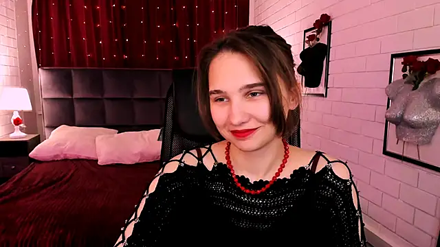 Snapshot of TessaMill chatting on 11.10.25 TessaMill online show from 11.10.25