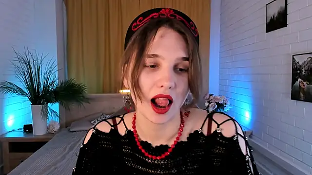 Snapshot of TessaMill chatting on 11.18.25 TessaMill online show from 11.18.25