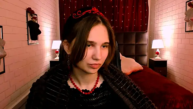 Snapshot of TessaMill chatting on 11.19.25 TessaMill online show from 11.19.25