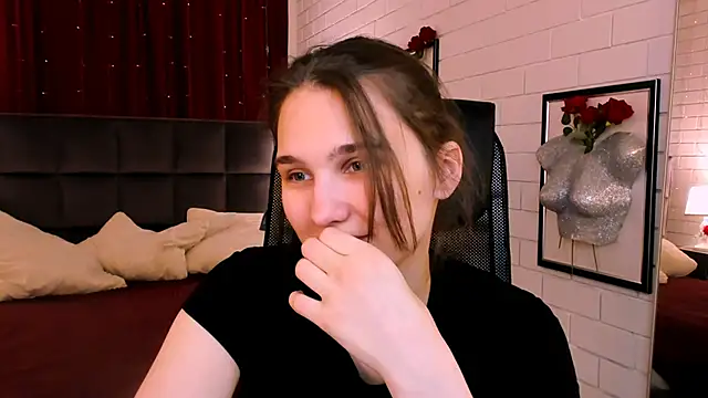 Snapshot of TessaMill chatting on 12.01.25 TessaMill online show from 12.01.25