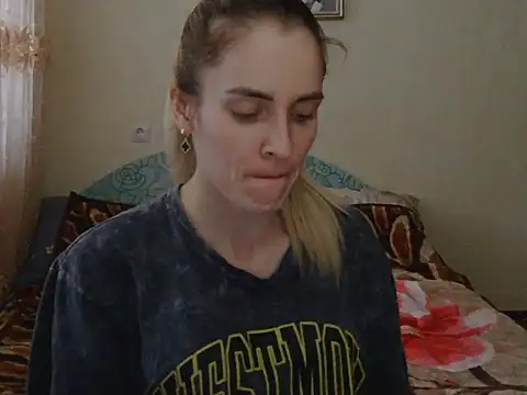 Snapshot of JayeTyler chatting on 12.18.25 JayeTyler online show from 12.18.25