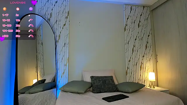 Snapshot of MissVioleet_ chatting on 10.16.25 MissVioleet online show from 10.16.25