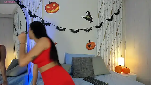 Snapshot of MissVioleet_ chatting on 10.22.25 MissVioleet online show from 10.22.25