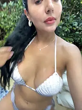 Snapshot of oh_nina chatting on 10.08.25 oh nina online show from 10.08.25