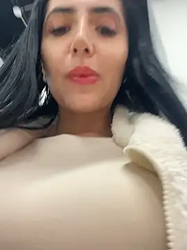 Snapshot of oh_nina chatting on 11.05.25 oh nina online show from 11.05.25