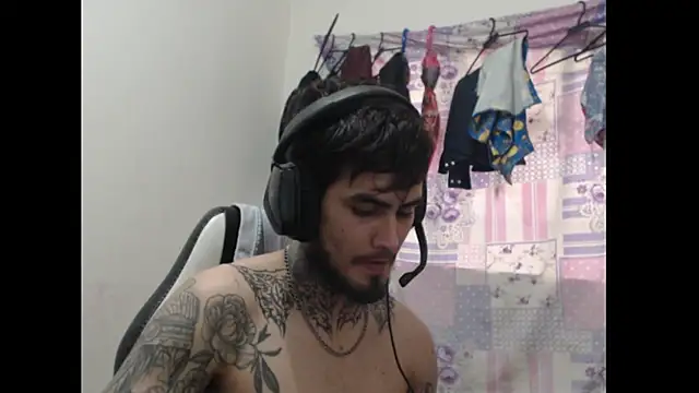 Cuteboyhotbig online show from 10.16.25