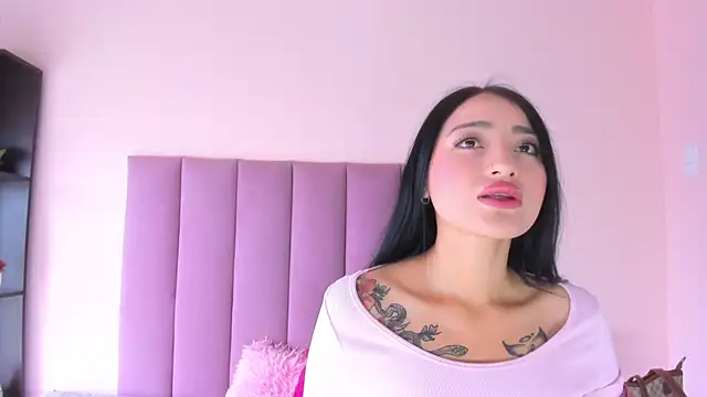 Snapshot of violet_myerrs chatting on 11.17.25 violet myerrs online show from 11.17.25