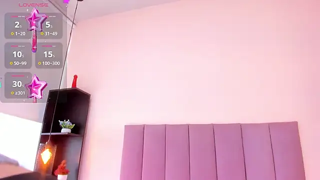 Snapshot of violet_myerrs chatting on 11.19.25 violet myerrs online show from 11.19.25