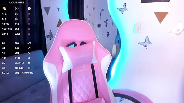 luciamature  online show from 11.26.25