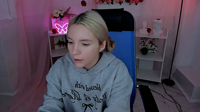 AuroraWrenfield online show from 09.09.25