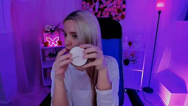 AuroraWrenfield online show from 09.12.25