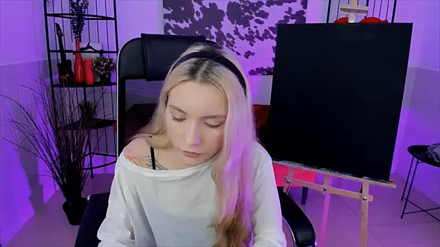 AuroraWrenfield online show from 10.02.25