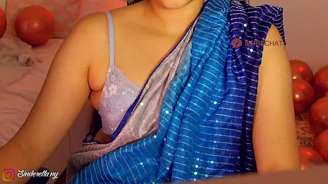 Snapshot of i-scream chatting on 11.23.25 i-scream online show from 11.23.25