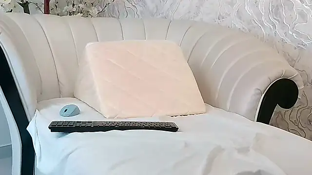 Snapshot of aura_sanders1 chatting on 12.16.25 aura sanders1 online show from 12.16.25