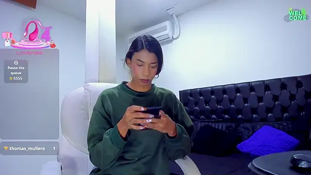 Snapshot of ivi_lopez chatting on 10.16.25 ivi lopez online show from 10.16.25