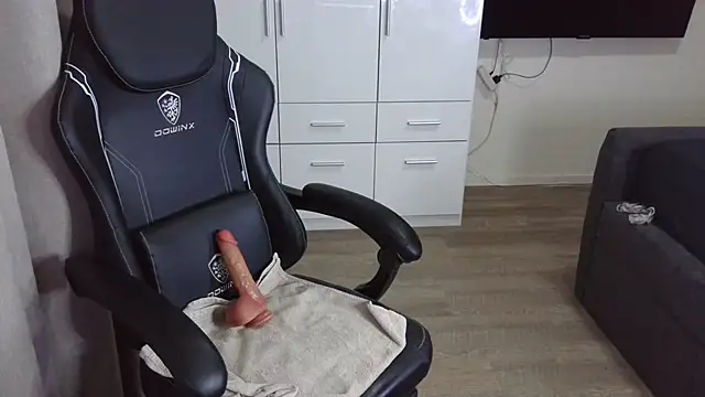 Snapshot of Milo9210 chatting on 10.05.25 Milo9210 online show from 10.05.25