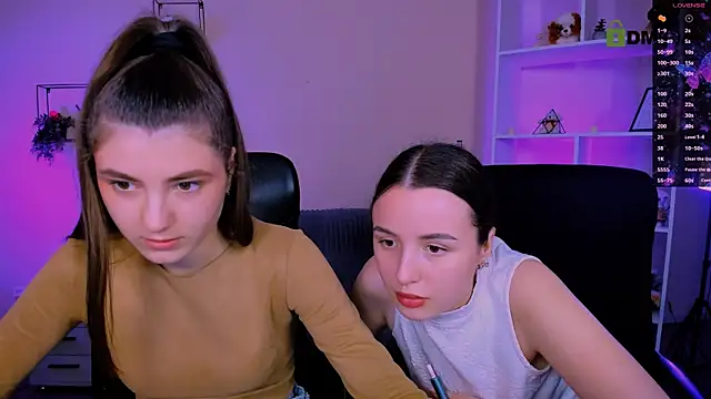 Snapshot of lissa_night chatting on 11.18.25 lissa night online show from 11.18.25