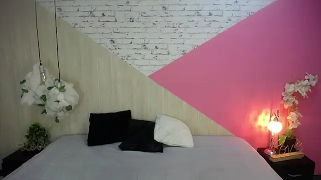 sophia brunette  online show from 11.30.25