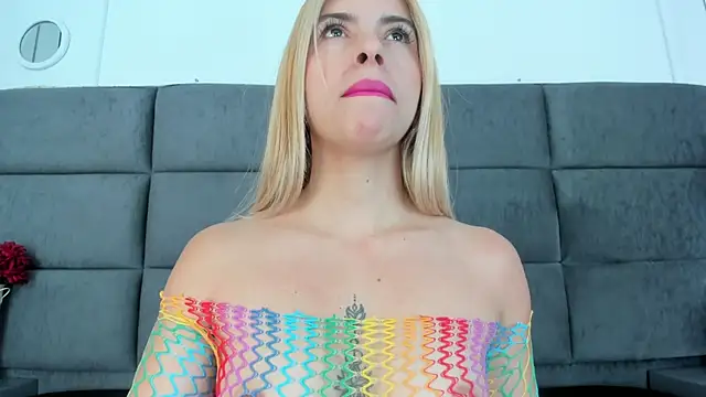 Snapshot of Barbiie_98 chatting on 10.11.25 Barbiie 98 online show from 10.11.25