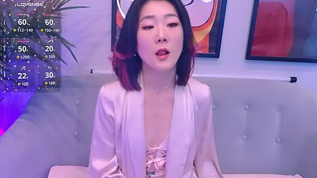 Snapshot of AikoYamada chatting on 10.18.25 AikoYamada online show from 10.18.25