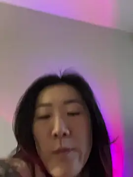Snapshot of AikoYamada chatting on 10.20.25 AikoYamada online show from 10.20.25