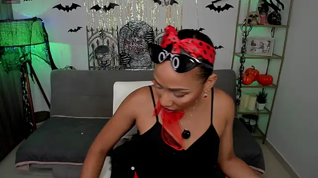 Snapshot of i_lulu chatting on 10.31.25 i lulu online show from 10.31.25