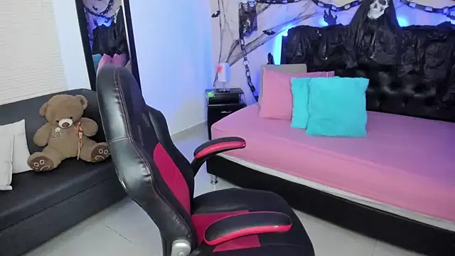 LolaVillalobos online show from 10.25.25