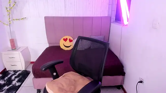 Snapshot of anna_moon11 chatting on 11.19.25 anna moon11 online show from 11.19.25