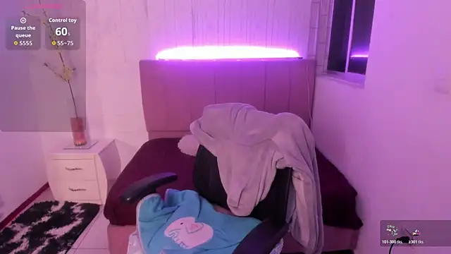 Snapshot of anna_moon11 chatting on 12.05.25 anna moon11 online show from 12.05.25