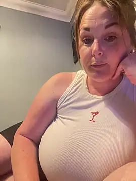 Snapshot of laceygreen chatting on 07.25.26 laceygreen online show from 07.25.26