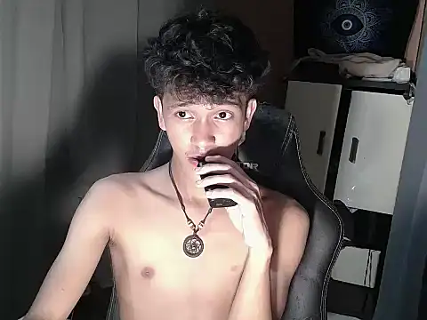 Snapshot of kenbigcockxx chatting on 10.22.25 kenbigcockxx online show from 10.22.25