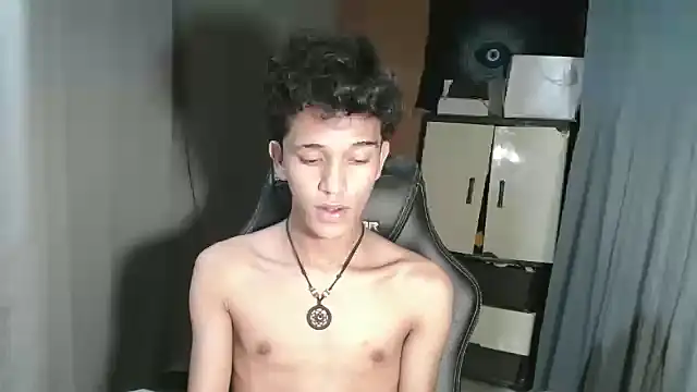 Snapshot of kenbigcockxx chatting on 10.27.25 kenbigcockxx online show from 10.27.25