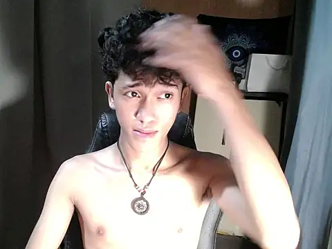 Snapshot of kenbigcockxx chatting on 10.28.25 kenbigcockxx online show from 10.28.25