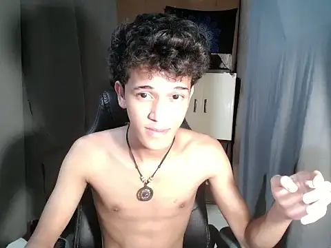 Snapshot of kenbigcockxx chatting on 11.04.25 kenbigcockxx online show from 11.04.25