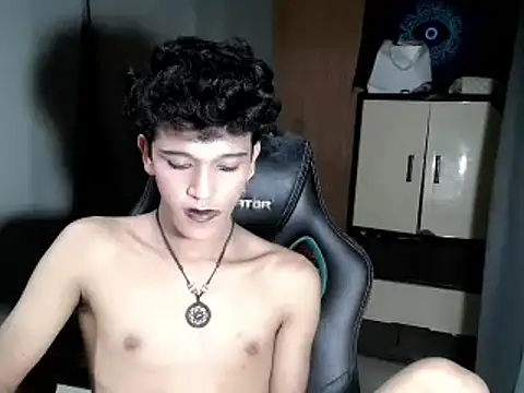 Snapshot of kenbigcockxx chatting on 11.10.25 kenbigcockxx online show from 11.10.25