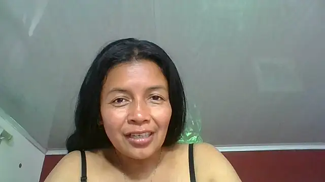 Snapshot of DianaOchoa_ chatting on 10.21.25 DianaOchoa online show from 10.21.25
