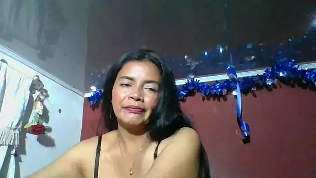 Snapshot of DianaOchoa_ chatting on 11.21.25 DianaOchoa online show from 11.21.25