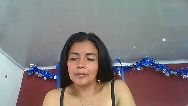 Snapshot of DianaOchoa_ chatting on 11.28.25 DianaOchoa online show from 11.28.25