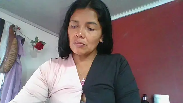 Snapshot of DianaOchoa_ chatting on 04.27.26 DianaOchoa online show from 04.27.26