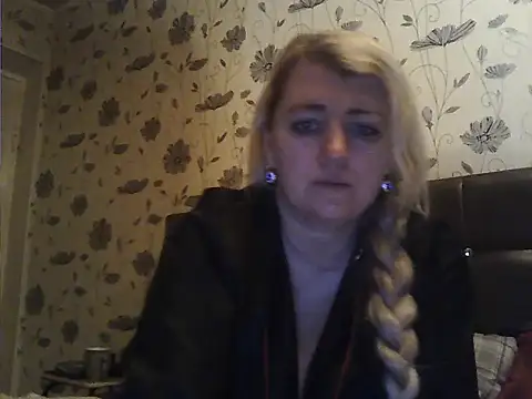 Snapshot of SmileCamille chatting on 12.01.25 SmileCamille online show from 12.01.25